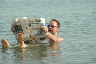 Dr. Michael Krapp bei der Lektüre des Freien Wortes im Toten Meer Dr. Michael Krapp bei der Lektüre des Freien Wortes im Toten Meer